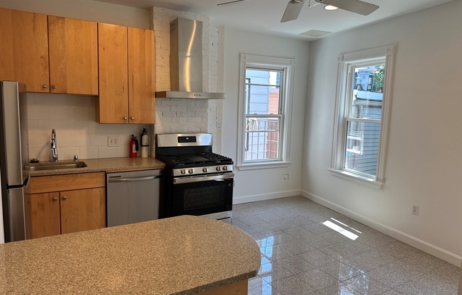 2 beds, 1 bath, 1,000 sqft, $2,900, Unit 3