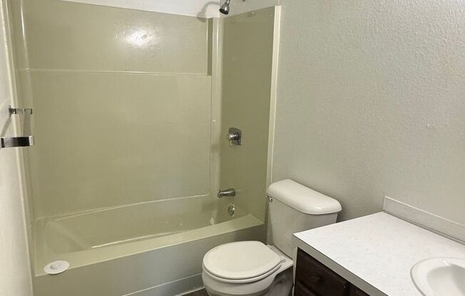 2 beds, 1 bath, $850, Unit 6