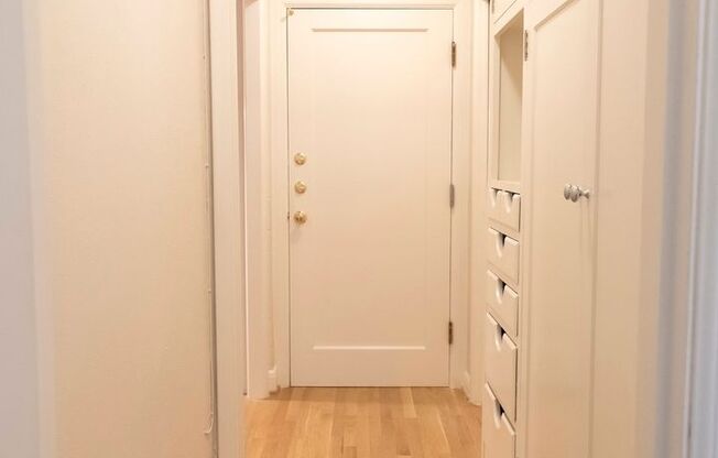 Studio, 1 bath, 425 sqft, $1,200, Unit 102