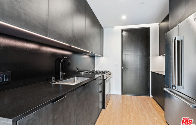 2 beds, 2 baths, 835 sqft, $4,700, Unit 533