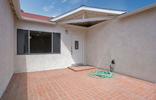 Single Family Residence in Costa Mesa with a Pool