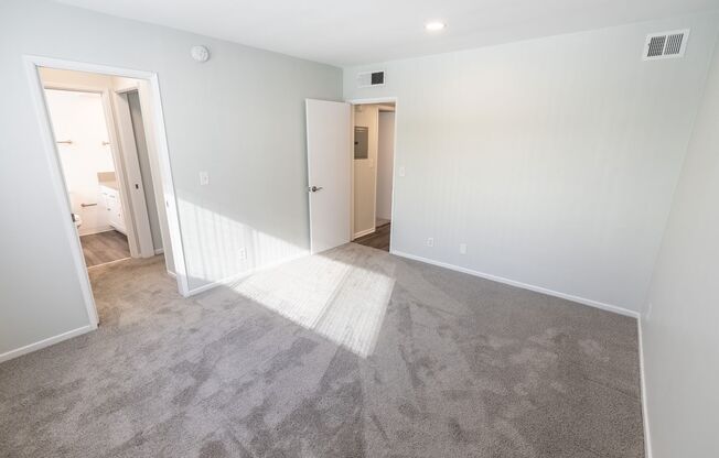 2 beds, 1.5 baths, 1,095 sqft, $3,098, Unit 304