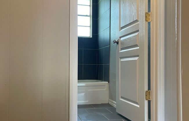 2 beds, 1 bath, 850 sqft, $795, Unit I2