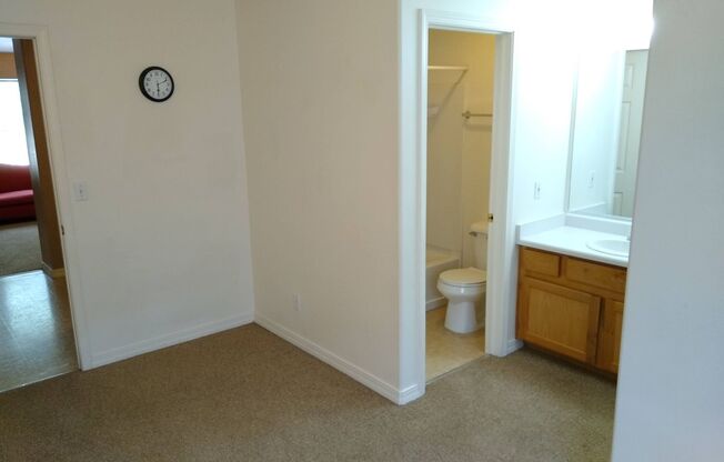 3 beds, 3 baths, $595, Unit Apt 1 - Room #1 Main Floor