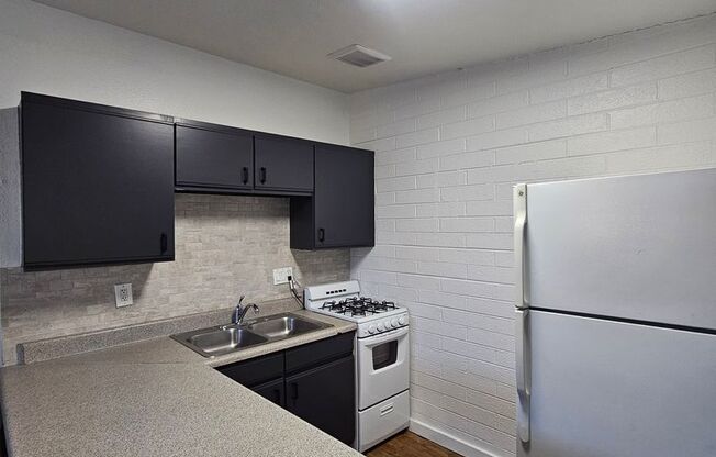 Studio, 1 bath, 320 sqft, $995, Unit 3