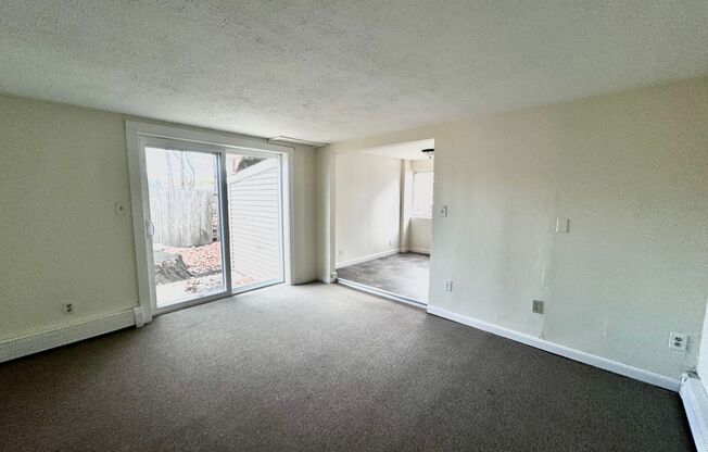 3 beds, 1 bath, $2,450, Unit 22