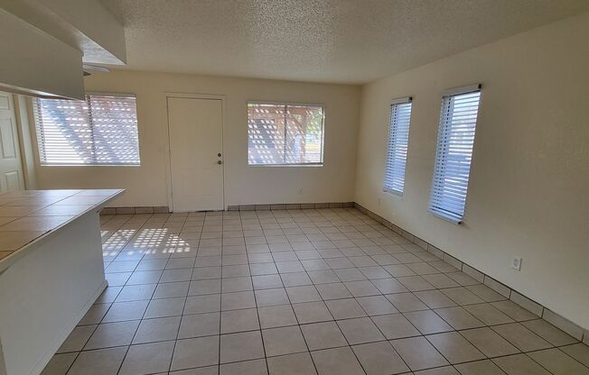 2 beds, 1 bath, 900 sqft, $1,295