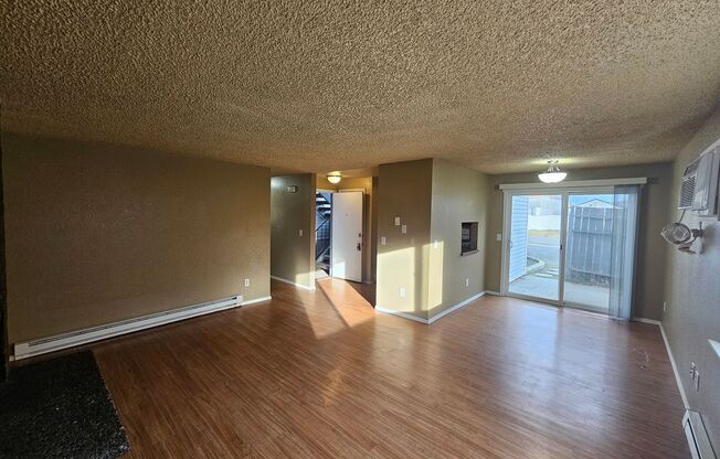 2 beds, 1 bath, 850 sqft, $1,195, Unit A