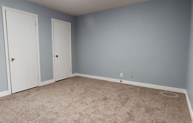 3 beds, 1 bath, $995, Unit # REAR