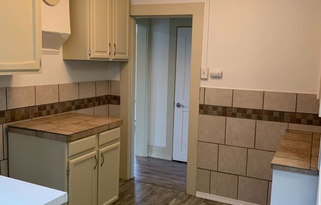 Charming 1 Bedroom, 1 Bathroom Home with Large Backyard