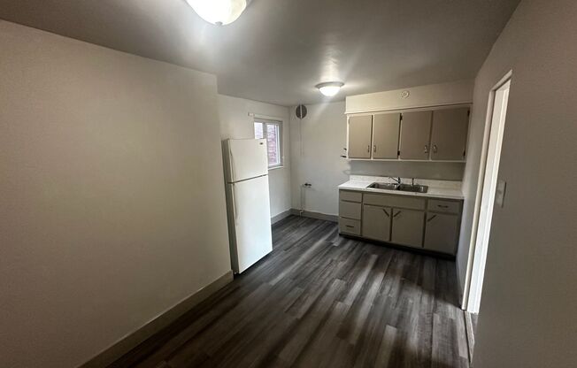 2 beds, 1 bath, $1,100, Unit 479 3rd St Unit 7