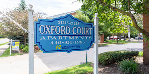 Oxford Court Apartments Exterior Sign