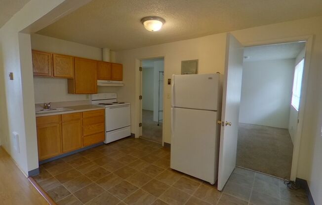 2 beds, 1 bath, $1,200, Unit 3