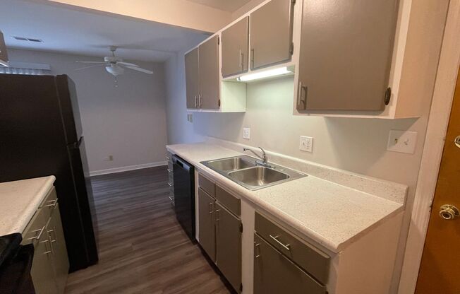 2 beds, 1 bath, 880 sqft, $959, Unit 111