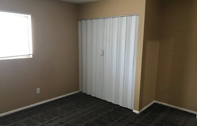 BEAUTIFUL 2 BEDS 1 1/2 BATHROOM APARTMENT PLUS 2 CAR CARPOT AVAILABLE FOR RENT