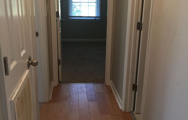 2 beds, 1 bath, 800 sqft, $975, Unit 4