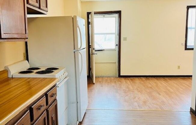 2 beds, 1 bath, $650, Unit 104 10th St. #8