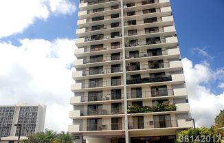 Move-In Ready & Conveniently Located 2BR / 1BA / 1PKG PARKSIDE TOWER – MCCULLY