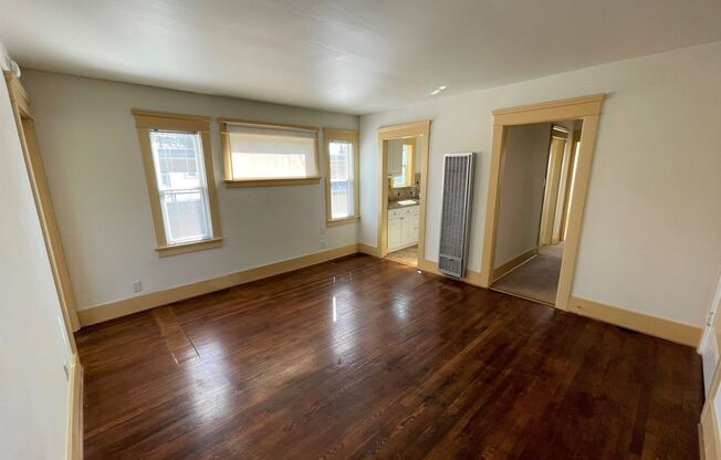 2 beds, 1 bath, $2,650, Unit 1058 E. Main St.