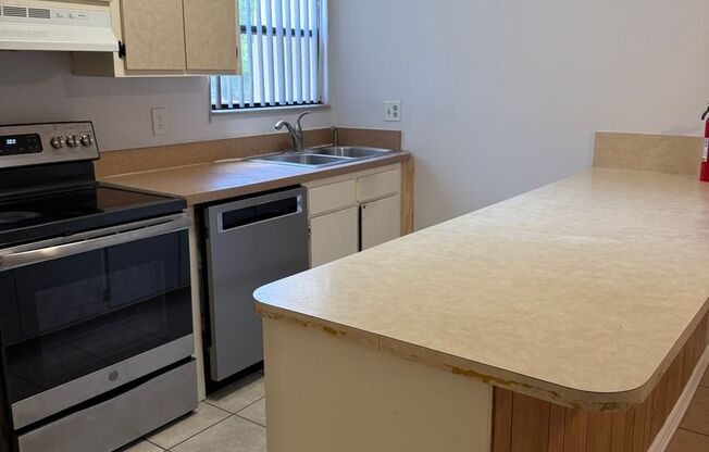 Location, location, location! 876 SF Unit- 2bd/1ba near UF - Brandywine Condos