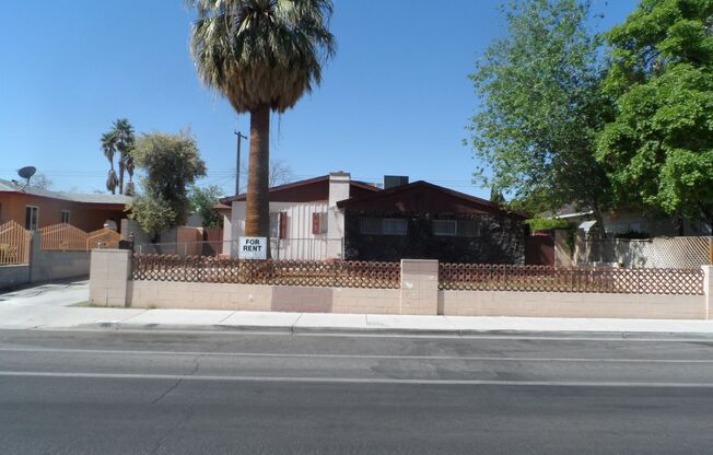 3 Bedroom 2 Bathroom Home w/ Pool