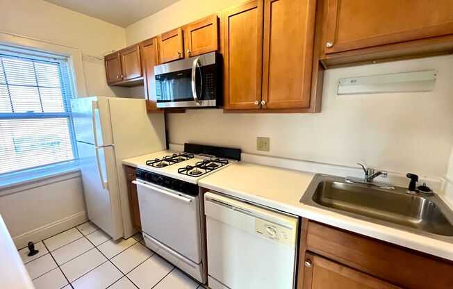 2 beds, 1 bath, $1,295, Unit 6