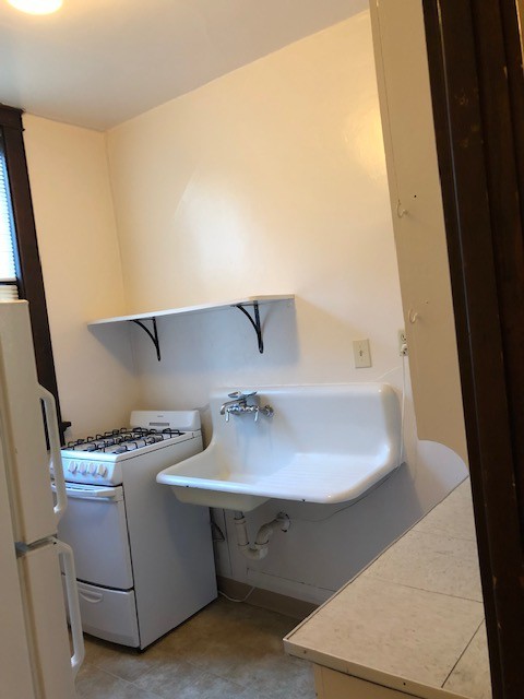 1 bed, 1 bath, $995, Unit 2125 E Kenwood Blvd., G, Milwaukee, WI 53211