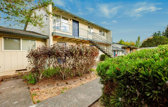 3 beds, 1 bath, 864 sqft, $1,445, Unit 39