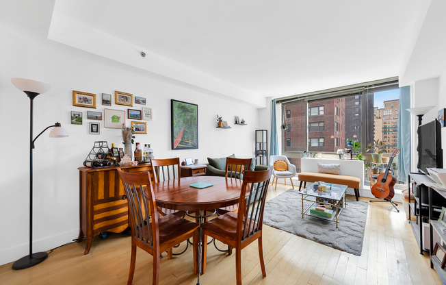 242 E 25 ST