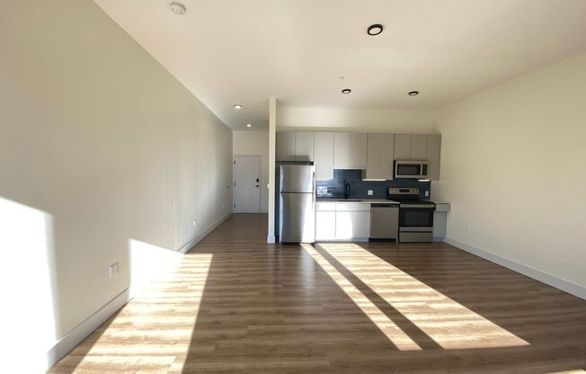 Studio, 1 bath, 553 sqft, $1,831, Unit 128