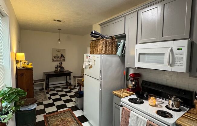 2 beds, 1 bath, $1,350