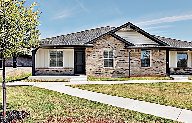 2 Bedroom 2 Bathroom 1 Car Garage Duplex with upgrades located off Broadway Extension, a short distance from Edmond and easy access to downtown OKC