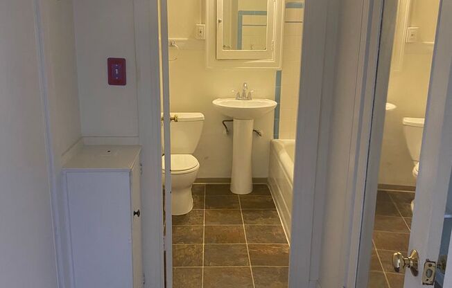 Studio, 1 bath, 325 sqft, $1,095, Unit 302