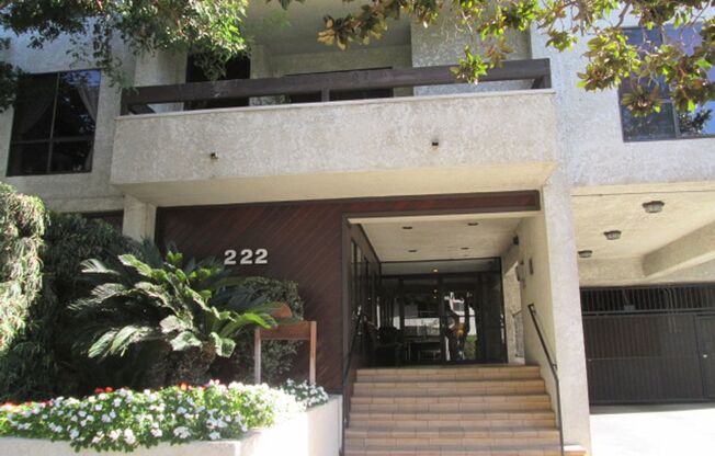 Burbank 2+2 w/appliances, parking, pool + balcony!