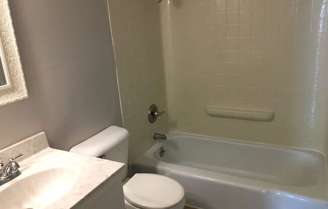 2 beds, 1 bath, $1,100, Unit Unit 3