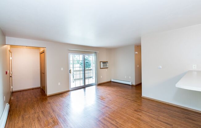 2 beds, 1 bath, $1,095