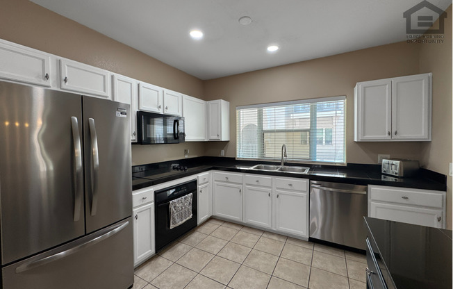 3Bed/2.5Bath Condo at Priest Dr/Rio Salado Pkwy! -- ATTACHED 3-CAR GARAGE!