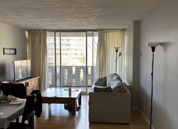 2 beds, 1 bath, 822 sqft, $2,600, Unit 237