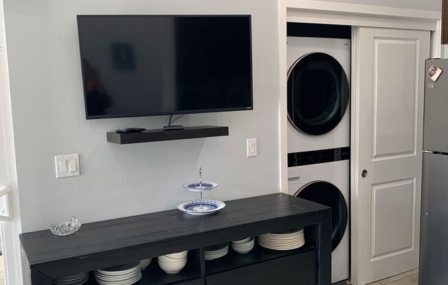 FURNISHED 2+ 2 Cottage - Downtown Ventura