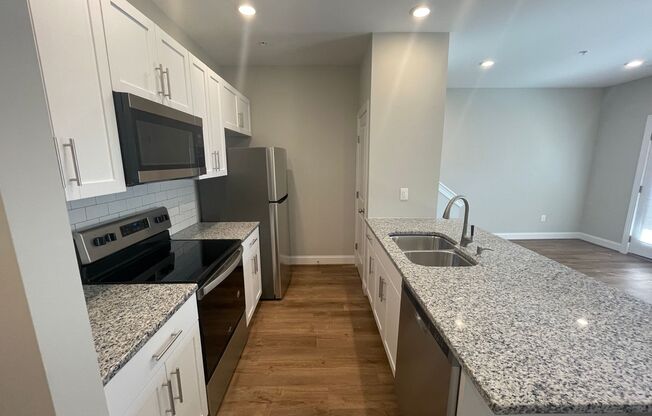 1 bed, 1 bath, 1,000 sqft, $1,400, Unit 5748-303