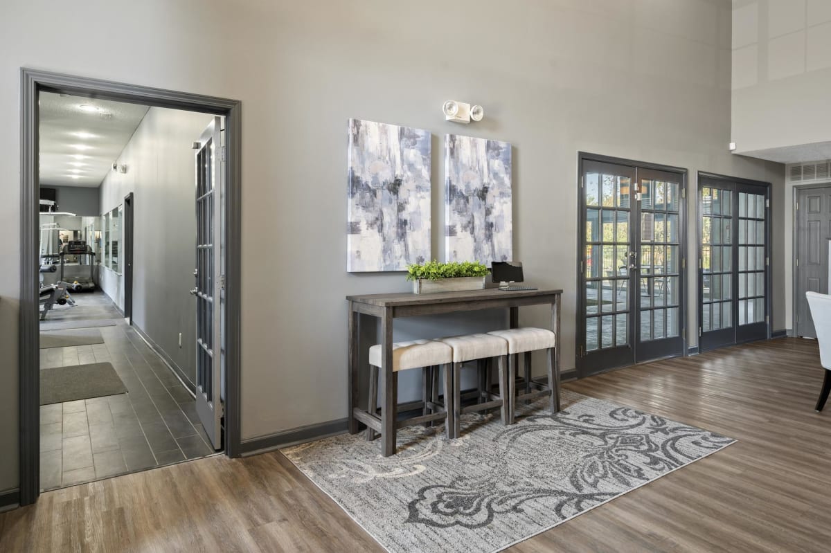 FEATURING NEWLY RENOVATED APARTMENTS