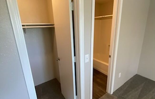 2 beds, 2 baths, 856 sqft, $869, Unit 2827-1806