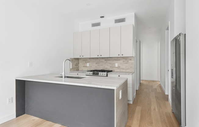 320 TOMPKINS AVE