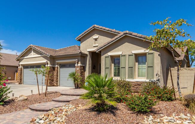 Beautiful 4 bedroom home in Glendale!! 3 car garage and RV Gate!