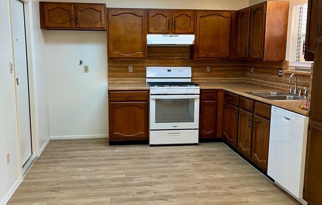 Charming 3/2 in Pipers Meadow *NO HOA* Move in Ready!