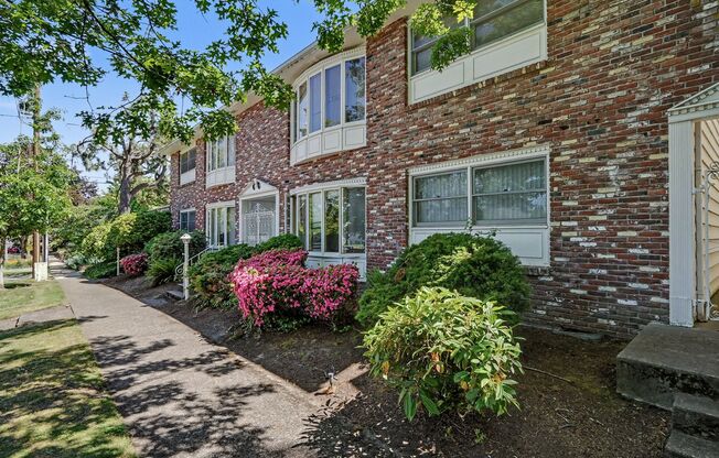 Williamsburg House Apartments