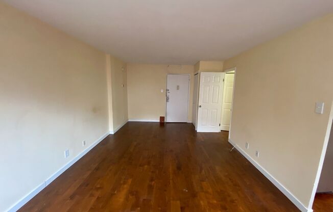 Superb studio with great kitchen roof top pool in Logan Circle! Utilities Included!