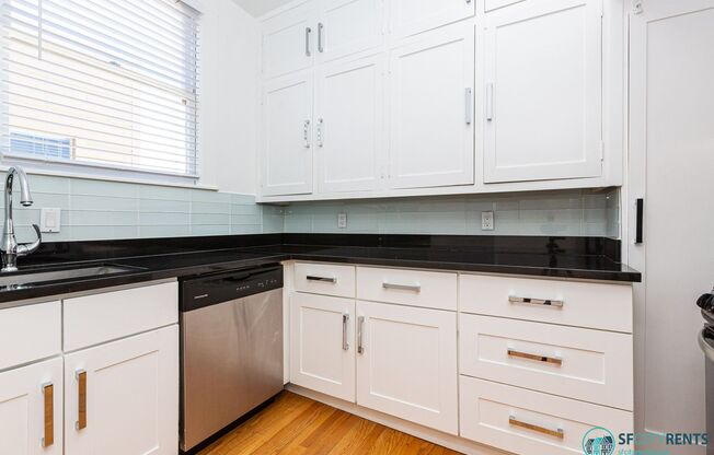 Sunset: Massive Remodeled Top Floor Apartment w/ Views, Onsite Laundry & Optional Parking