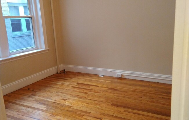 2 beds, 1 bath, $3,100, Unit 8