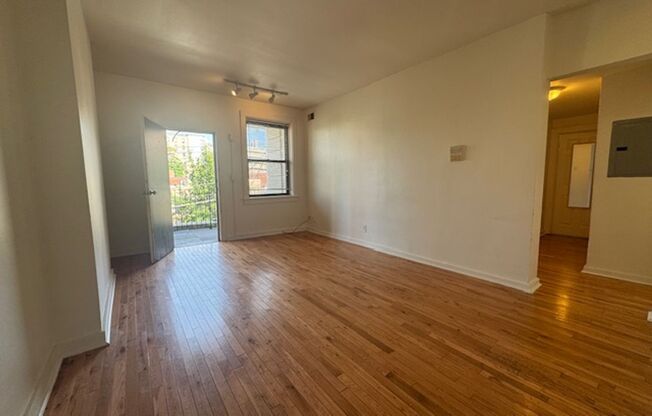 2 beds, 1 bath, 830 sqft, $2,290, Unit 3510 Louisa St. #05
